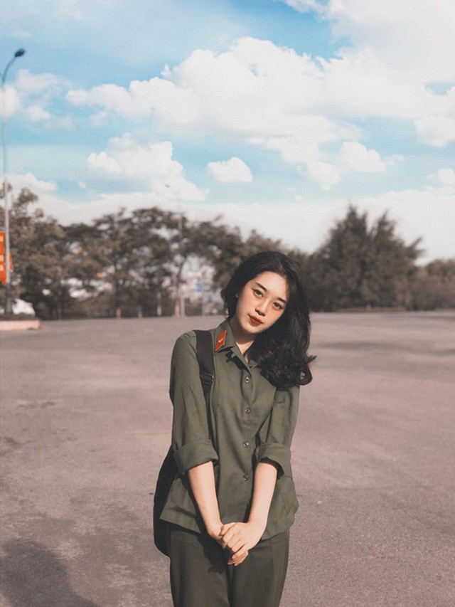 Nữ sinh cho biết cô đi tập quân sự muộn hơn các bạn cùng lớp 1 năm, vì không đăng kí được khóa học này đúng lịch trình.