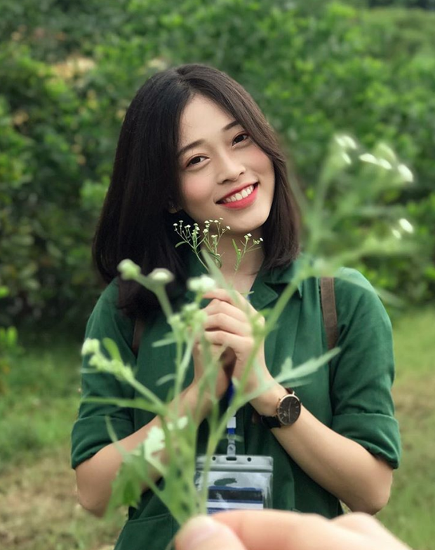 Dù để mặt mộc, chỉ đánh son và diện đồng phục quân sự như các bạn thì Phương Nga vẫn đẹp nổi bật, thu hút mọi ánh nhìn. Nụ cười tươi tắn của cô nàng này khiến nhiều người không khỏi xao xuyến. Mời quý độc giả đón xem thêm video Hái ra tiền nhờ danh xưng hot girl - Nguồn: KÊNH VTC1