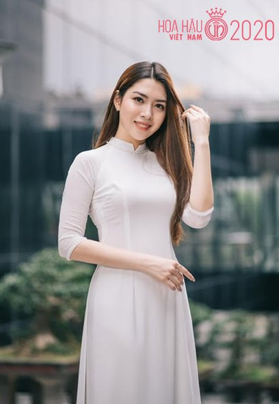 Không kém cạnh gì các thí sinh khác, Đỗ Phương Anh được nhận xét là gương mặt có làn da mộc tươi tắn, rạng rỡ. Vì thế, khi để mặt mộc, cô trẻ trung hơn khá nhiều so với loạt ảnh make up.