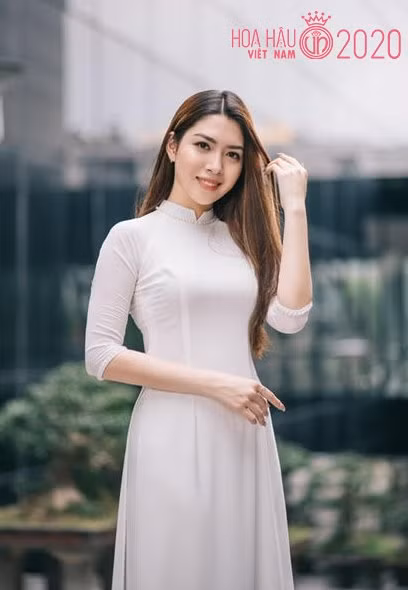 Không kém cạnh gì các thí sinh khác, Đỗ Phương Anh được nhận xét là gương mặt có làn da mộc tươi tắn, rạng rỡ. Vì thế, khi để mặt mộc, cô trẻ trung hơn khá nhiều so với loạt ảnh make up.