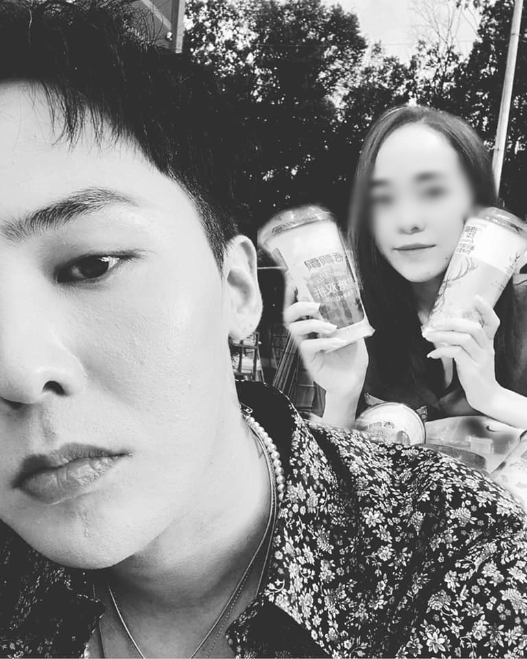 Và rồi ngay lập tức bức ảnh của GD trở thành cảm hứng sáng tạo của đông đảo cư dân mạng Việt. Mọi người hào hứng "khuôn" bức hình về để cắt ghép, chỉnh sửa. Chẳng quan tâm đẹp xấu thật giả thế nào, miễn sao có bức hình bên cạnh thần tượng thôi là đủ khiến người ta mãn nguyện rồi.