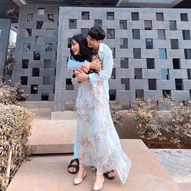 Hot girl Trang Anna được bạn trai cầu hôn vào đúng sinh nhật, sau 19 ngày chính thức công khai hẹn hò với fan hâm mộ. Trước đó, cặp đôi đã có thời gian 7 tháng tìm hiểu.