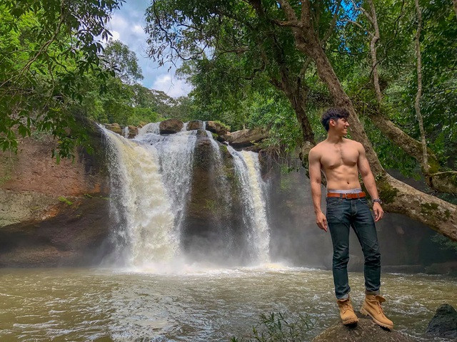 Ngoại hình điển trai cùng sự nghiệp thành công tại Thái Lan là những mỹ từ mà cộng đồng mạng miêu tả về anh chàng xứ Chùa Vàng này.