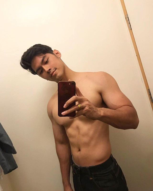 Gương mặt góc cạnh, sở hữu body 6 múi, anh chàng Pre mang nét đẹp nam tính chẳng thua kém người mẫu.