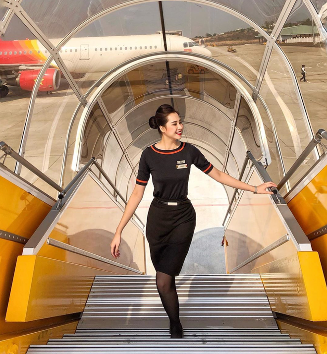 Con đường đến với công việc này của Linh mặc dù bị bố mẹ phản đối nhưng cô gái xinh đẹp này vẫn chứng tỏ được năng lực và sự lựa chọn của mình là đúng đắn.