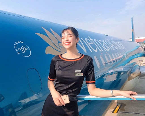 Khánh Linh có lợi thế về ngoại hình cùng chiều cao nổi bật 1m69, khuôn mặt khả ái và phong thái tự tin, giỏi ngoại ngữ nên người đẹp 9x này đã xuất sắc lọt vào danh sách tiếp viên tiềm năng của hãng máy bay lớn.