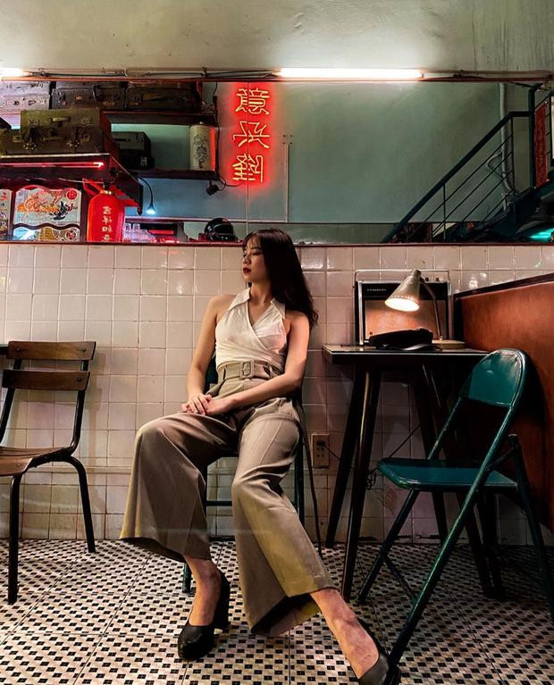 Ngoại hình của Khánh Linh thực sự rất cuốn hút người đối diện dù khoác lên đồng phục tiếp viên hàng không hay ở những khoảnh khắc đời thường.