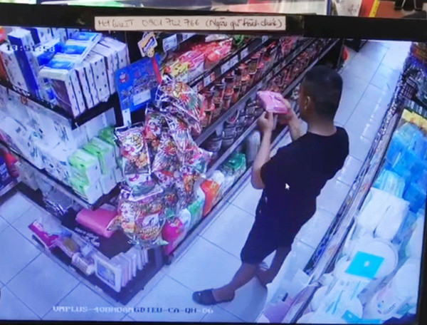 Nguoi dan ong boi nuoc bot o Da Nang, dan mang doi phai xu nghiem