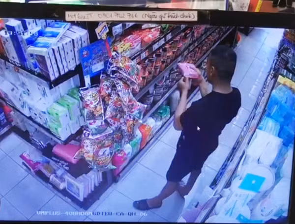 Nguoi dan ong boi nuoc bot o Da Nang, dan mang doi phai xu nghiem