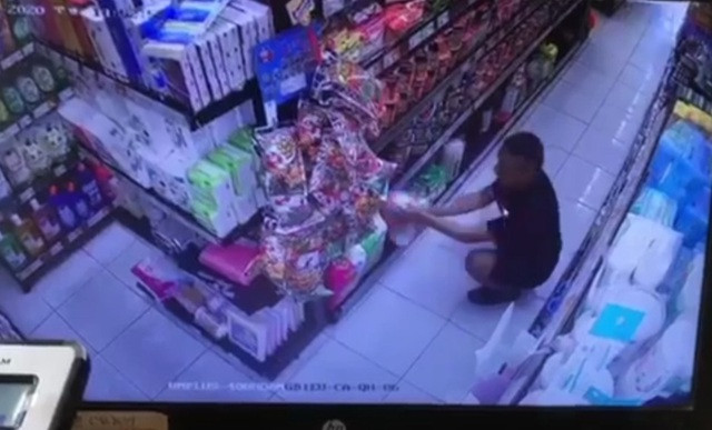 Nguoi dan ong boi nuoc bot o Da Nang, dan mang doi phai xu nghiem-Hinh-2