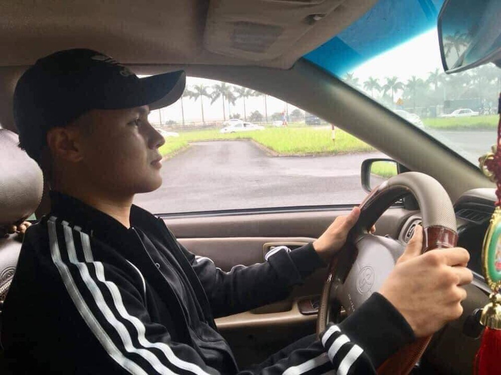 Cách đây khoảng 1 tháng, chàng tiền vệ Quang Hải gây xôn xao với phát ngôn "Cho ngồi đi 1 vòng Hà Nội trên con Mercedes thì đứa nào chả yêu". Câu nói trở thành tâm điểm bàn tán trên khắp các trang MXH.