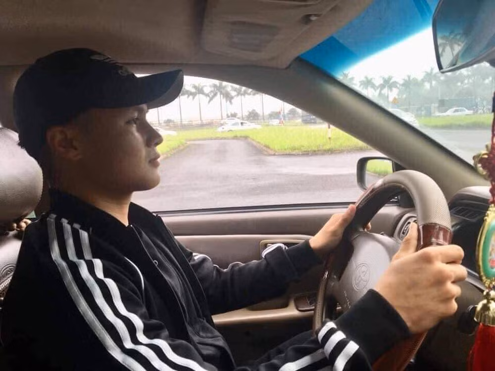 Cách đây khoảng 1 tháng, chàng tiền vệ Quang Hải gây xôn xao với phát ngôn "Cho ngồi đi 1 vòng Hà Nội trên con Mercedes thì đứa nào chả yêu". Câu nói trở thành tâm điểm bàn tán trên khắp các trang MXH.