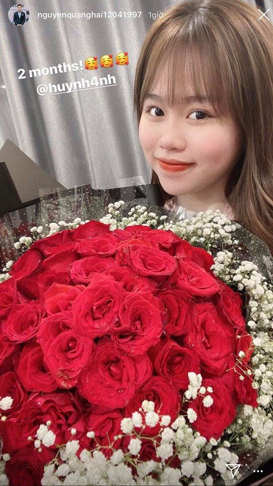Cách đây không lâu, Quang Hải và Huỳnh Anh kỷ niệm 2 tháng yêu nhau. Chàng tiền vệ tặng bạn gái món quà hàng hiệu cùng bó hoa hồng đỏ tươi.