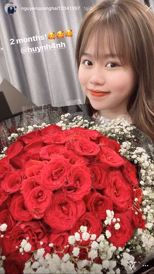 Cách đây không lâu, Quang Hải và Huỳnh Anh kỷ niệm 2 tháng yêu nhau. Chàng tiền vệ tặng bạn gái món quà hàng hiệu cùng bó hoa hồng đỏ tươi.
