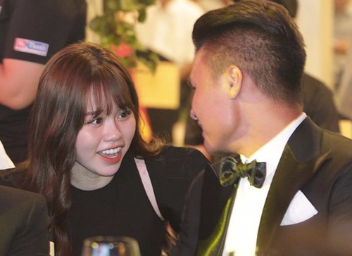 Không chỉ ngày càng tình cảm với Quang Hải, Huỳnh Anh gần đây rất thân thiết với bố mẹ chàng cầu thủ. Như gần đây nhất, cô nàng cùng đi với bố mẹ Quang Hải vào Thành phố Hồ Chí Minh để ủng hộ anh.