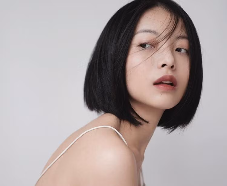 8 năm trước, Yu Dương gây ấn tượng với vai diễn thánh cô Chiêu Dương xinh đẹp, ma mị trong phim "Lời nguyền huyết ngải".