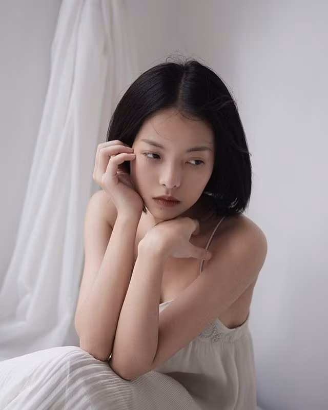 Ngoài ra, tên tuổi của Yu Dương còn gắn liền với nhiều bộ phim khác như Mày râu làm vợ, Con đường phía trước, Hoa cúc xanh, Sao miệt vườn…