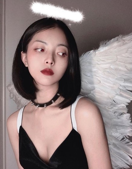 Điểm nổi bật giúp Yu Dương khác biệt so với các nữ diễn viên cùng lứa tuổi khác chính là thần thái mơ màng, bí ẩn toát ra trong mỗi bức ảnh. Mời quý độc giả đón xem thêm video Hái ra tiền nhờ danh xưng hot girl - Nguồn: KÊNH VTC1