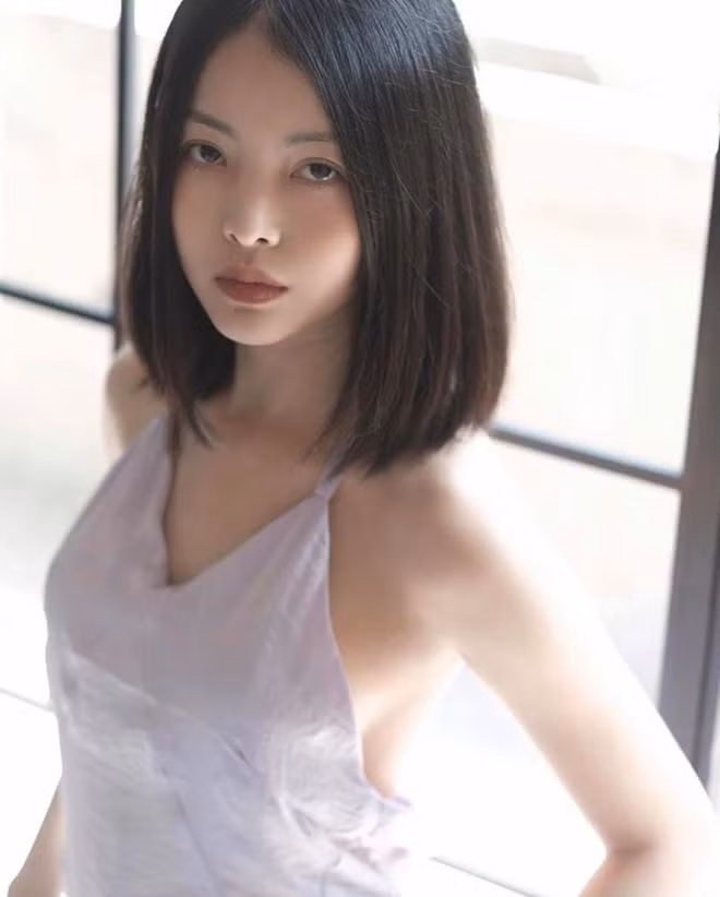 Hình ảnh của hot girl Yu Dương gắn liền với mái tóc đen nhánh, suông thẳng khá truyền thống.