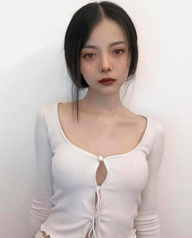 Ngoài đóng phim, hot girl 9x còn tham gia làm người mẫu ảnh và đóng MV ca nhạc.