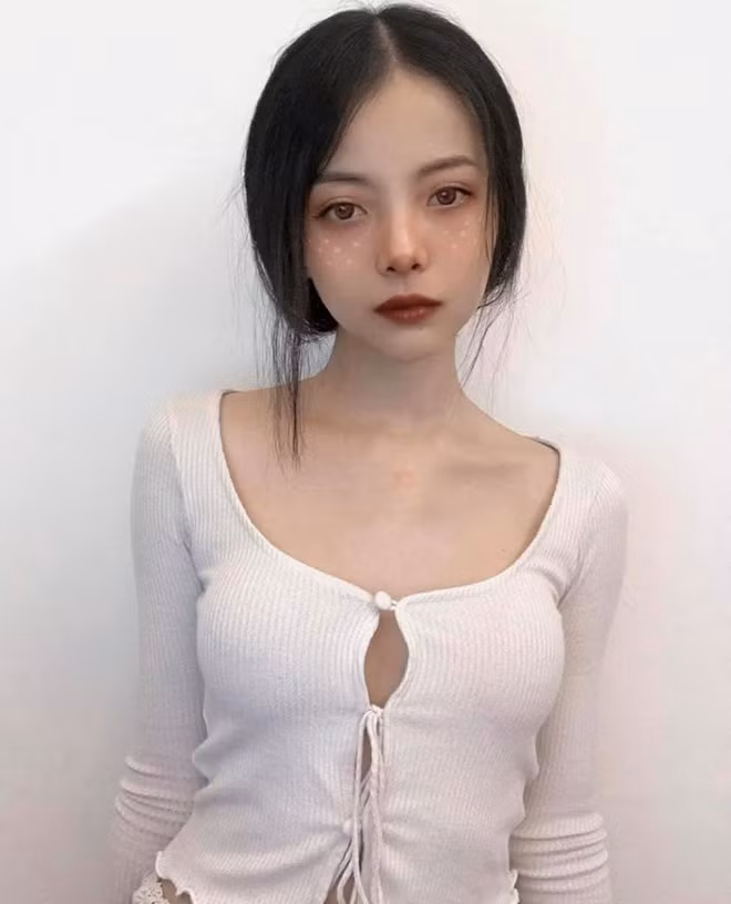 Ngoài đóng phim, hot girl 9x còn tham gia làm người mẫu ảnh và đóng MV ca nhạc.