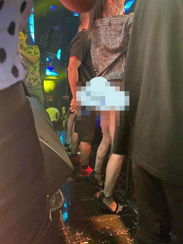 Trong ảnh, hot girl để lộ toàn bộ vòng 3 trước bao người. Cô nhận về vô số chỉ trích từ phía khán giả vì hình ảnh khoe mẽ quá đà.