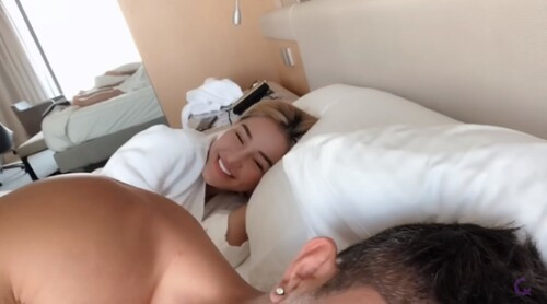 Đoạn clip quay lại khoảnh khắc cặp đôi đang ôm nhau trong phòng ngủ lúc 2h sáng. Hot girl Ngân 98 diện đầm body hai dây khoe vòng 1 táo bạo còn Lương Bằng Quang thì ở trần.