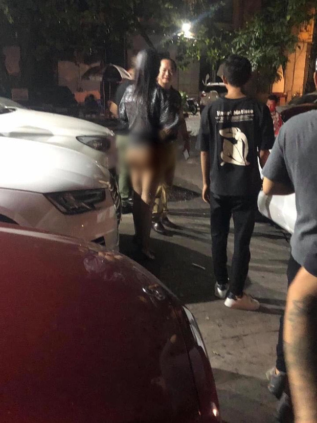 Vào thời điểm đêm muộn ngày hôm qua, cộng đồng mạng đã được một phen náo loạn, nóng mắt với hình ảnh "hot girl thị phi" Ngân 98 ăn mặc hở hang xuất hiện tại một quán bar.