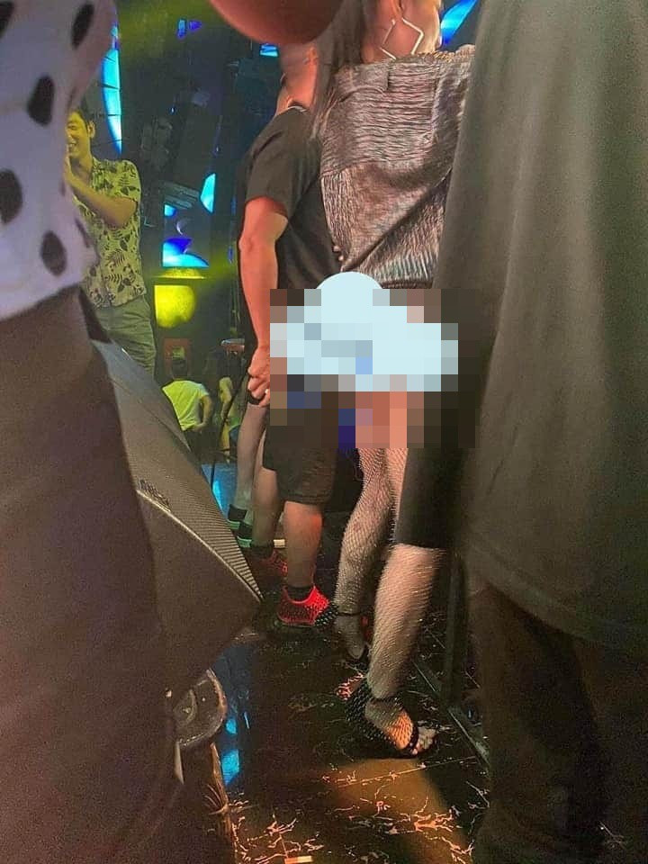 "Hot girl thị phi" còn để lộ vòng 3 trước bao người và từ đó nhận về vô số chỉ trích từ phía khán giả vì hình ảnh khoe thân quá đà.