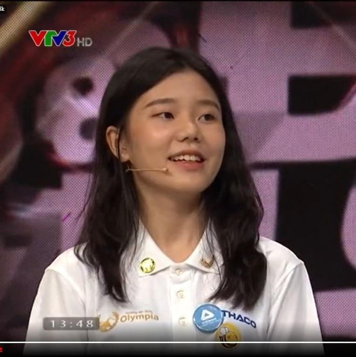 Không chỉ gây ấn tượng với lối chơi quyết đoán và tự tin, nữ sinh 17 tuổi này còn thể hiện khả năng ca hát, chơi đàn trước đám đông.