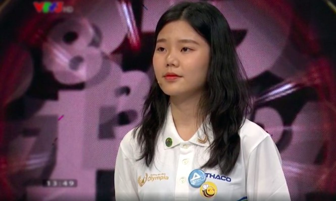 Hình ảnh, cũng như clip đối đáp dí dỏm của Khánh Linh với MC tại Olympia hiện được chia sẻ trên nhiều diễn đàn.