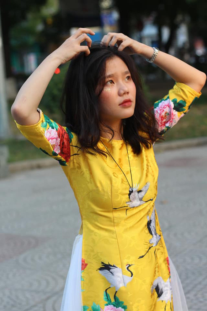 Không chỉ sở hữu thành tích học tập tốt và năng nổ tham gia hoạt động của trường, Khánh Linh còn có một số tài lẻ khác như làm mẫu ảnh, đàn, hát, MC. Mời quý độc giả đón xem thêm video Nữ sinh Nghệ An nói nhiều thứ tiếng - Nguồn: KÊNH VTC1