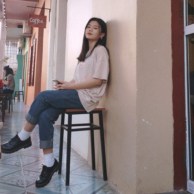 Nói về sở thích đàn hát, Khánh Linh cho hay bản thân học đánh đàn từ khoảng 2 năm trước. Những lúc rảnh, cô thường lấy đàn ra đánh và hát những bài mình yêu thích để thư giãn, thoải mái.