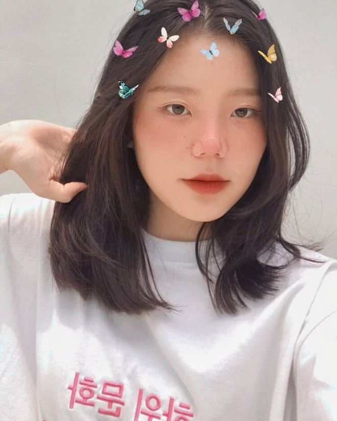 Được biết, mẹ của Khánh Linh là giáo viên Tiếng Anh nên nữ sinh rất yêu thích môn này. Từ bé cô đã được mẹ kèm cặp nên ở trường điểm môn ngoại ngữ cũng tốt.