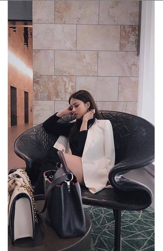 Nếu như chàng CEO nổi đình nổi đám với BST xe hoành tráng cả chục chiếc thì Thảo Nhi cũng có "cả rổ" ảnh check-in nước trong nước ngoài sang chảnh.