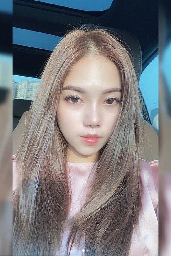 Bạn gái hiện tại Thảo Nhi Lê của chàng CEO sở hữu ngoại hình xinh đẹp và chuẩn con nhà giàu khi sở hữu khá nhiều món đồ hàng hiệu.