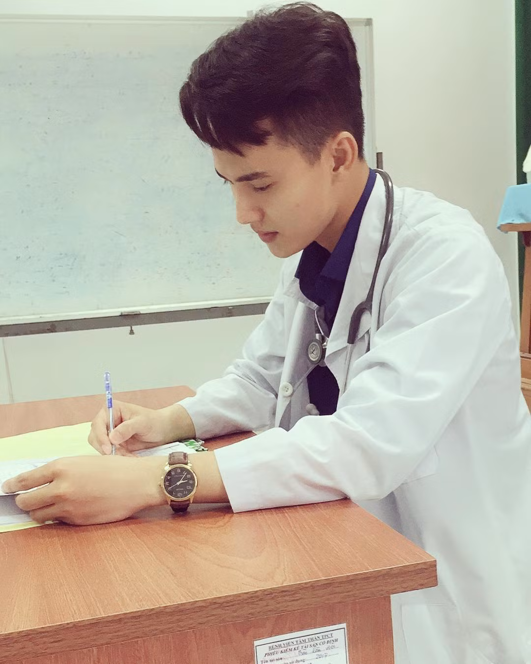 Với chiều cao ổn, gương mặt sáng, mà đặc biệt là học rất giỏi nên chàng trai này luôn được nhiều cô gái để ý. Mời quý độc giả đón xem thêm video Nỗi lo việc làm của sinh viên trường Y, Dược - Nguồn: KÊNH VTC1