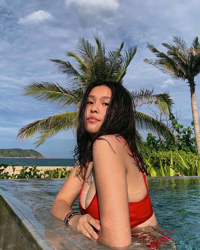 Không thua kém gì Vy Uyên, con gái lớn Susu của Phượng Chanel cũng được nhiều người khen cao lớn, ra dáng thiếu nữ.