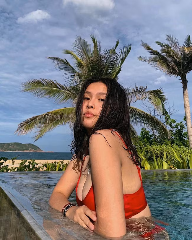 Không thua kém gì Vy Uyên, con gái lớn Susu của Phượng Chanel cũng được nhiều người khen cao lớn, ra dáng thiếu nữ.