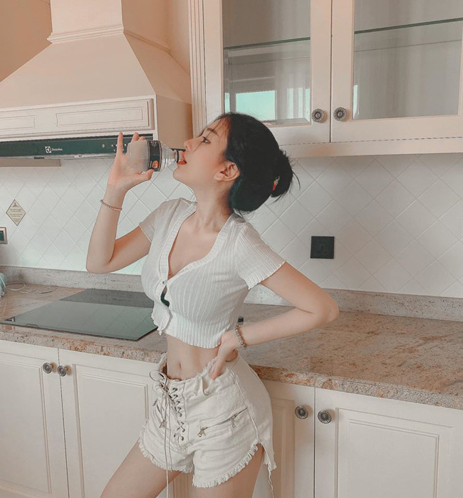 Dù sở hữu chiều cao khiêm tốn, cô nàng vẫn biết cách tạo dáng để khoe body gợi cảm.