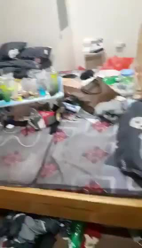 Áo quần cũ bẩn, bịch nilon, chai lọ, đồ dùng,... chất đống trong nhà ngồn ngộn nhìn không khác gì một bãi rác thải thực sự.