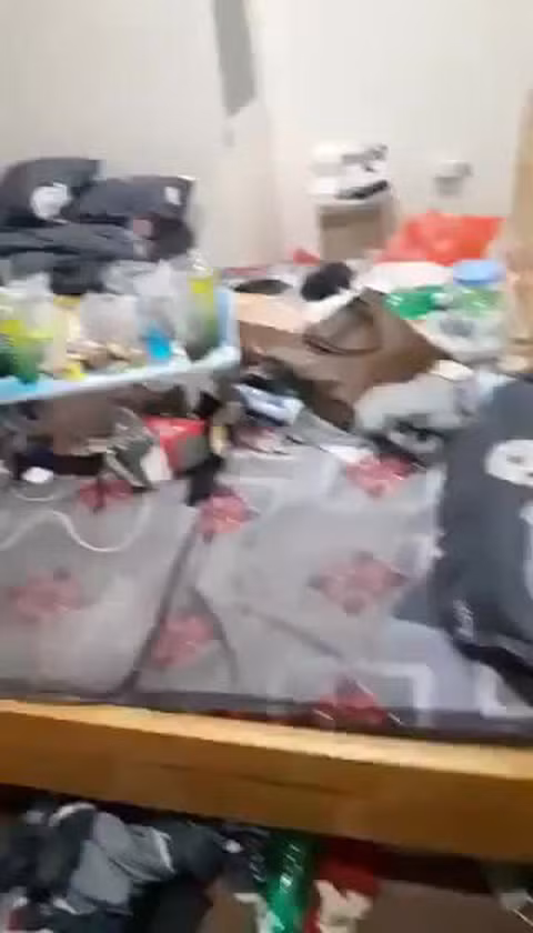 Áo quần cũ bẩn, bịch nilon, chai lọ, đồ dùng,... chất đống trong nhà ngồn ngộn nhìn không khác gì một bãi rác thải thực sự.