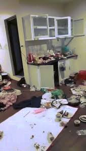 Khi cửa phòng vừa mở, tất cả đều cảm thấy kinh hoàng trước cảnh tượng trước mắt, toàn bộ căn phòng của cô gái thuê trọ không còn một chỗ trống bởi khắp nơi đều ngập rác.