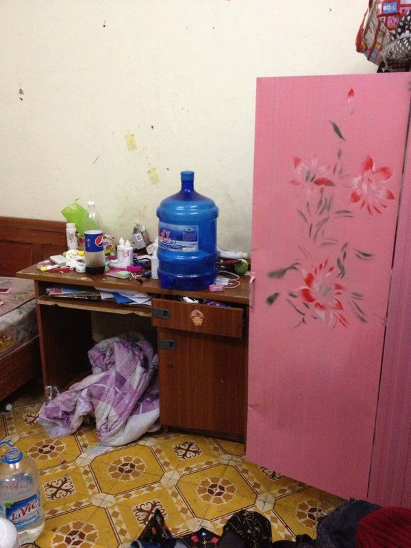 Một loạt ảnh tương tự mô tả tình trạng ăn ở mất vệ sinh, "biến phòng trọ thành đống rác" của một nhóm nữ sinh cũng từng khiến dân mạng Việt xôn xao, bàn tán không ngừng.