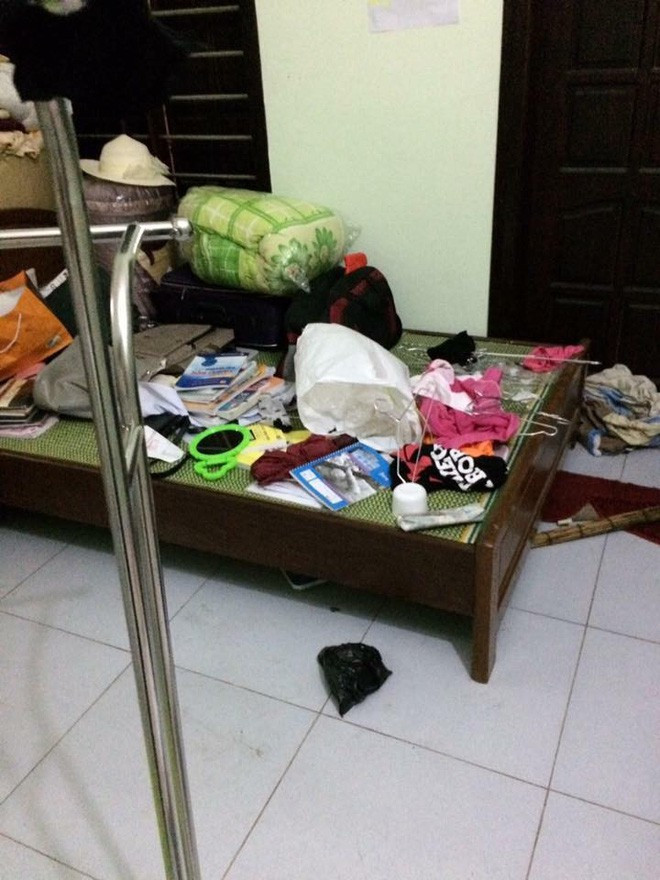 Một khung cảnh "kinh hoàng" hiện ra trước mắt dân mạng với căn phòng "không thể bừa bộn hơn": quần áo, vật dụng trải khắp phòng, khắp giường. Dù trong những bức ảnh này không có mặt của "gia chủ" là cô gái trẻ mà người đăng tải đã nhắc đến, nhưng dựa vào những đồ dùng có thể đoán ra được người thuê căn phòng này là nữ giới. Mời quý độc giả đón xem thêm video Nước mía siêu sạch hóa ra.. bẩn - Nguồn: KÊNH VTC1