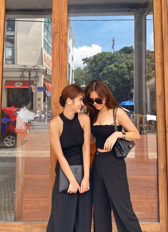 Điển hình như những khung hình mới được cả hai đăng tải lên MXH, Huyền Lizzie và Phanh Lee cùng lên đồ ton sur ton, đọ vẻ sang hết phần thiên hạ. Đặc biệt, chiều cao tương đồng và body thon gọn của cả hai cũng nhận được không ngớt lời khen.