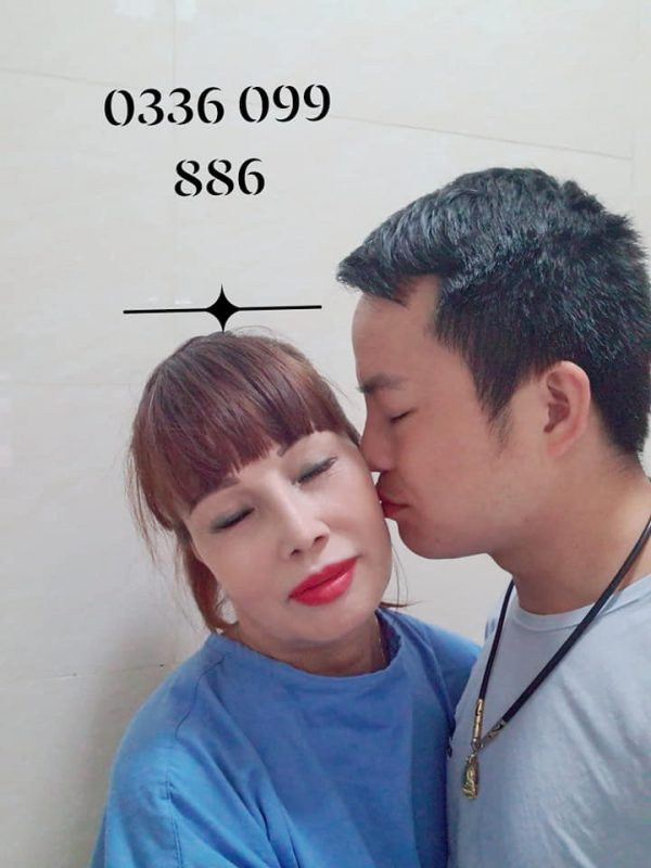 Dù đã ngoài 60 tuổi nhưng cô Sao chẳng ngần ngại "làm nũng" chồng. Họ thường xuyên có những hành động tình tứ trên MXH, hoặc khi đang livestream nói chuyện với mọi người.