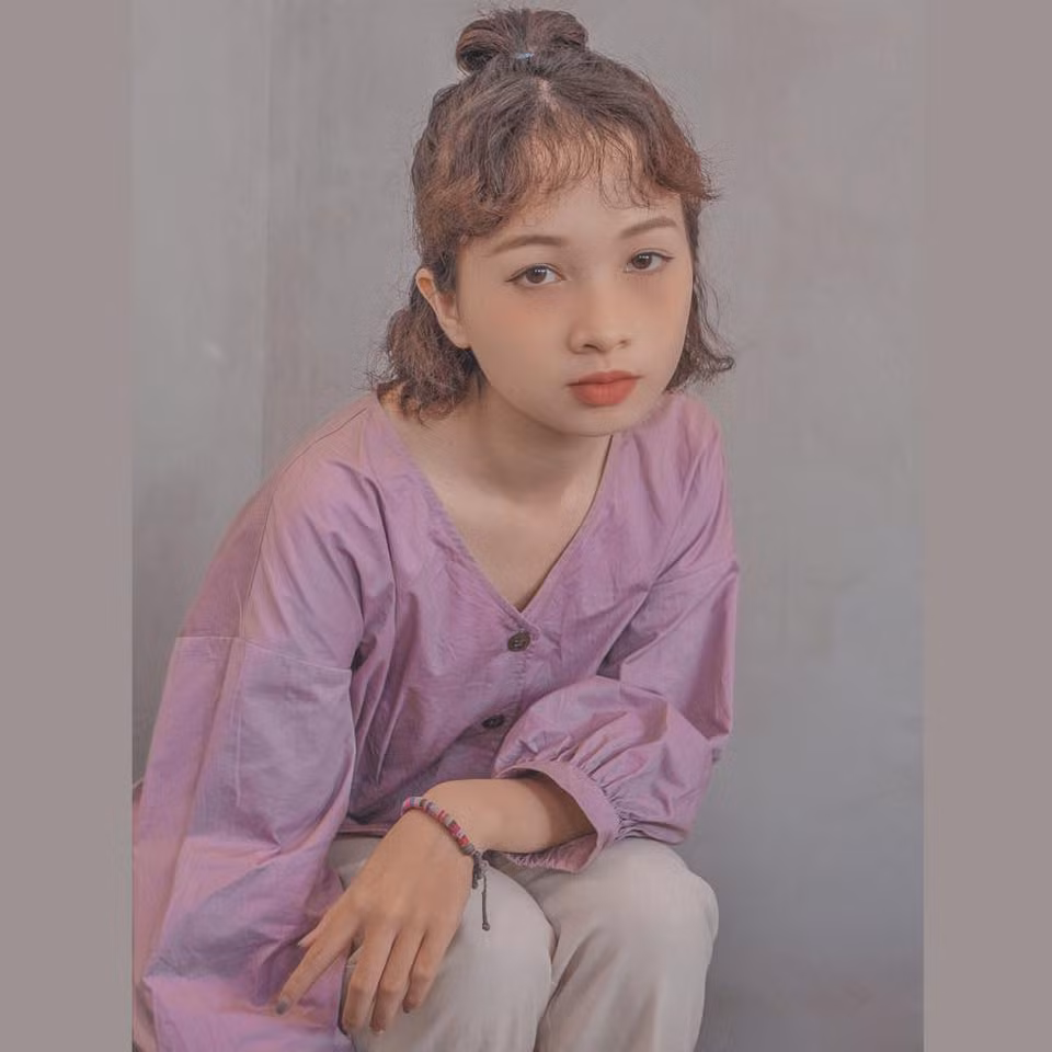 Mái tóc xoăn ngắn ngang vai cùng chiếc mái ngố là đặc điểm không lẫn vào đâu được của Hà Lâm Thích.