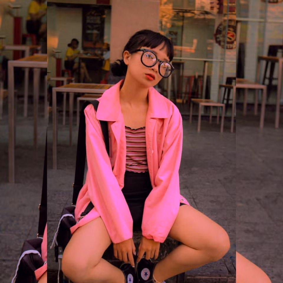 Nhiều cư dân mạng còn nhận xét cô bạn hot girl sở hữu thần thái rất giống với nữ chính trong các bộ phim điện ảnh những thập niên 80-90.