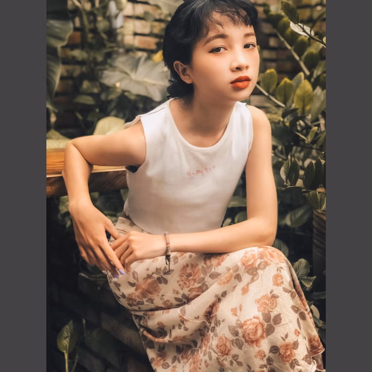 Hot girl Nha Trang có khuôn mặt dù không sắc sảo, nhưng cuốn hút vì đường nét đâu ra đấy, ánh mắt đượm buồn rất hợp với gu thời trang này.